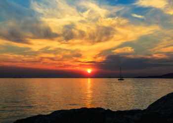 Within easy reach: Sunset views over Mindil Beach and East Point or Sunrise over Frances Bay Within easy reach: Sunrise over Frances Bay or Sunset views over Mindil Beach and East Point